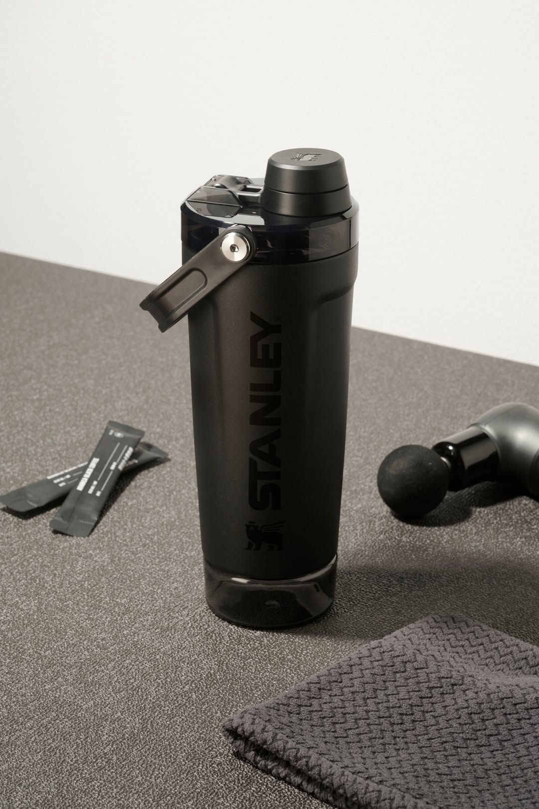 Stanley Activate Shaker Bottle - 20 OZ | Black |